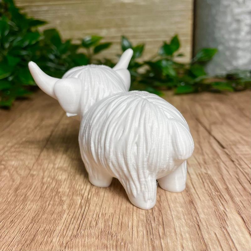 Cute Highland Cow Design Figurine, Mini Multicolor Animal Standing Ornament, Pretty Statue for Home Office Bedroom Living Room Dining Room