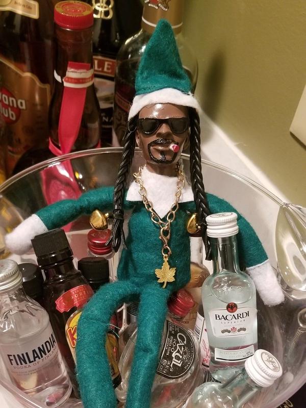 Snoop on A Stoop Hip Hop Lovers Cross-border Spy on Stooping Christmas Elf Resin Doll, Best of gift, Meaningful gift.