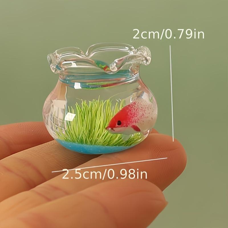 Random Mini Glass Fish Tank, 1 Count Glass Fish Bowl with Artificial Grass & Fish, Home Decor Ornament for Living Room Bedroom Miniature Landscape